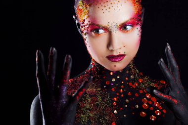 Parlak sanat-makyaj, vücut boyama genç çekici kız. Profil