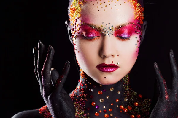 Giovane ragazza attraente in arte-trucco luminoso, body painting. Profilo — Foto Stock