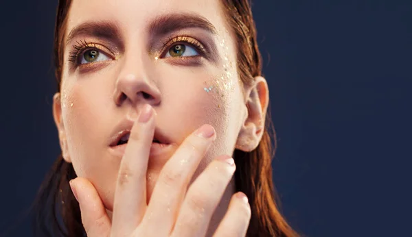 Close-up van portret van mooie vrouw met creatieve goud maken. aanraken van de lippen — Stockfoto