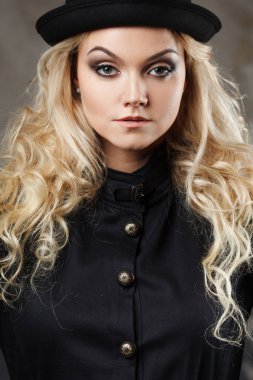 Güzel steampunk kadın şapka-melon şapka grunge arka plan üzerinde portresi.