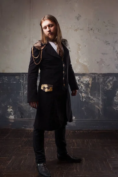 Gutaussehender männlicher Dampfpunk. Retro-Mann in Uniform, Porträt über Grunge-Hintergrund. — Stockfoto