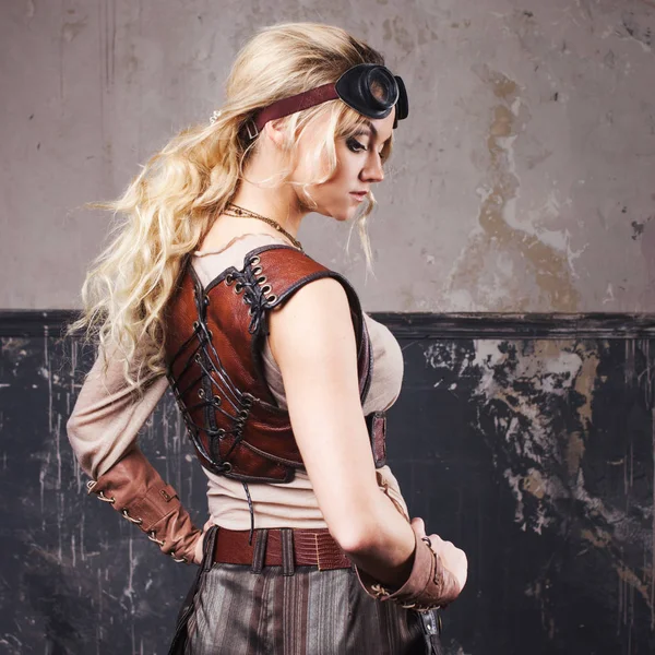 Portret van een prachtige steampunk vrouw in Aviator glazen over grijze achtergrond. — Stockfoto