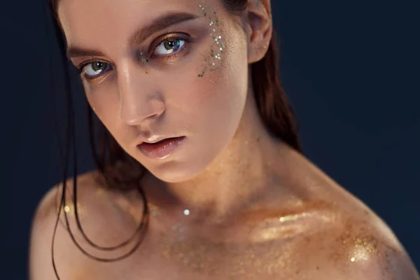 Close-up van portret van mooie vrouw met creatieve gouden make up — Stockfoto