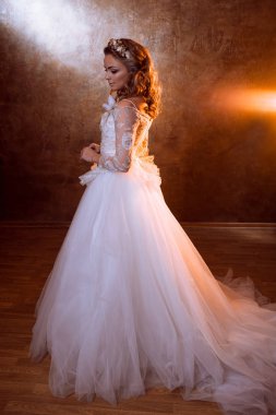 Lüks düğün elbise gelin güzel kız. Portre profil, Regal duruş