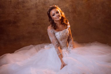 Lüks düğün elbise gelin güzel kız. Portre profil, Regal duruş