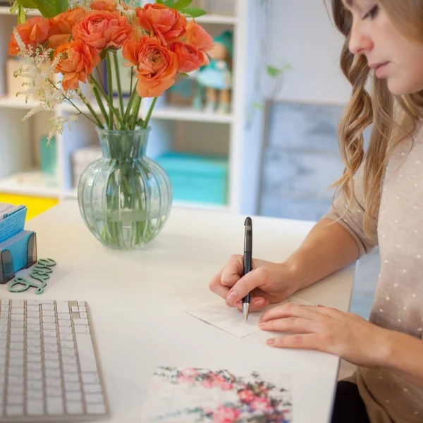 Eller işareti el ofis tarafından kartpostal closeup