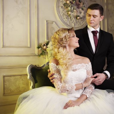 Arkadan kucaklayan gelin damat. Gelinlik.