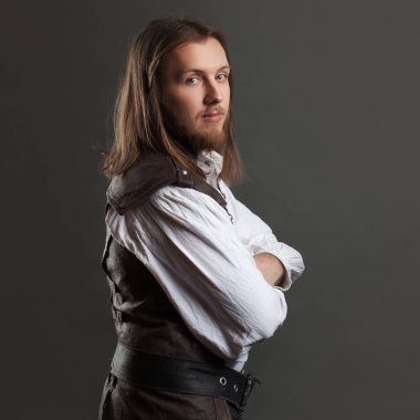 Yakışıklı erkek buhar punk bir deri yelek içinde. Retro adam portre gri arka plan üzerinde.