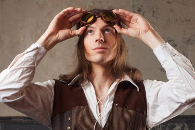 Grunge arka plan üzerinde havacı gözlük Retro adam. Buhar punk tarzı. Ararken