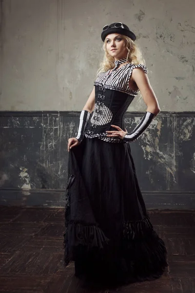 Ritratto di donna steampunk su sfondo grunge. Bella signora in stile vittoriano — Foto Stock