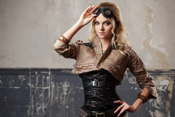 Porträt einer schönen Steampunk-Frau mit Fliegerbrille über Grunge-Hintergrund. — Stockfoto