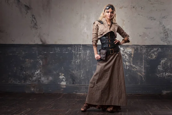 Retrato de una hermosa mujer steampunk en gafas Aviator sobre fondo grunge . — Foto de Stock