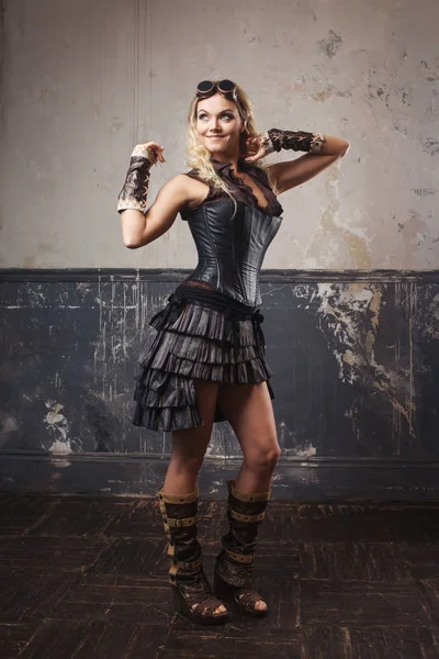 Retrato de una hermosa mujer steampunk en gafas Aviator sobre fondo grunge . —  Fotos de Stock