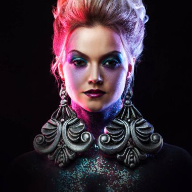 Parlak sanat-makyaj, yüksek saç, vücut boyama genç çekici sarışın kız. Yüzünde palmiye