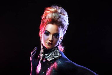 Parlak sanat-makyaj, yüksek saç, vücut boyama genç çekici sarışın kız. Yüzünde palmiye