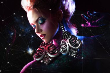 Parlak sanat-makyaj, yüksek saç, vücut boyama genç çekici sarışın kız. Bir yıldız yaratıcı sanat ile