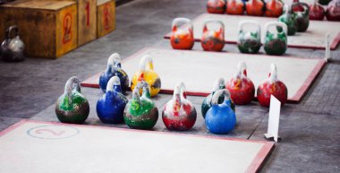 Spor salonu zemin, rekabet için platform yatan kettlebells ağırlıkları farklı boyutlarda