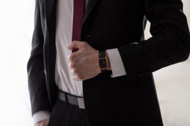 Smokin kravat ile genç adam. Ceketini uyum sağlıyor.