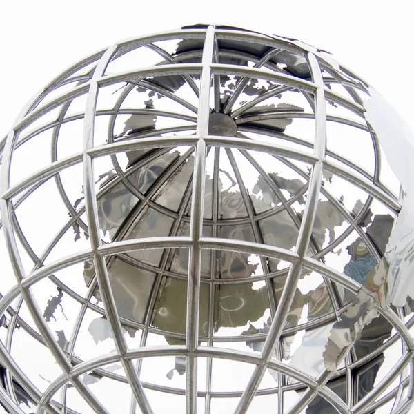 Sochi, Ryssland - 31 januari 2017: tredimensionella metall världen skulptur på den gatan, konceptuell bilden av planetjorden — Stockfoto