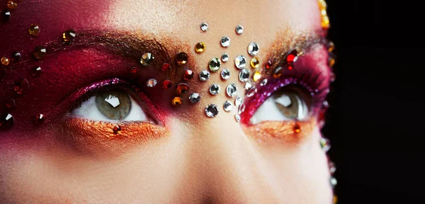 Güzel bir genç kadın olarak rhinestones ile parlak bir tasarımcı makyaj gözleri — Stok fotoğraf