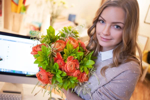 Flower delivery to the office. Young happy woman holding beautiful bouquet — Stock Photo, Image