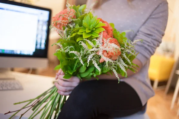 Entrega de flores en la oficina. Joven mujer feliz sosteniendo hermoso ramo — Foto de Stock
