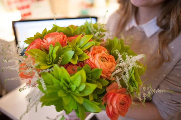 Entrega de flores en la oficina. Joven mujer feliz sosteniendo hermoso ramo — Foto de Stock