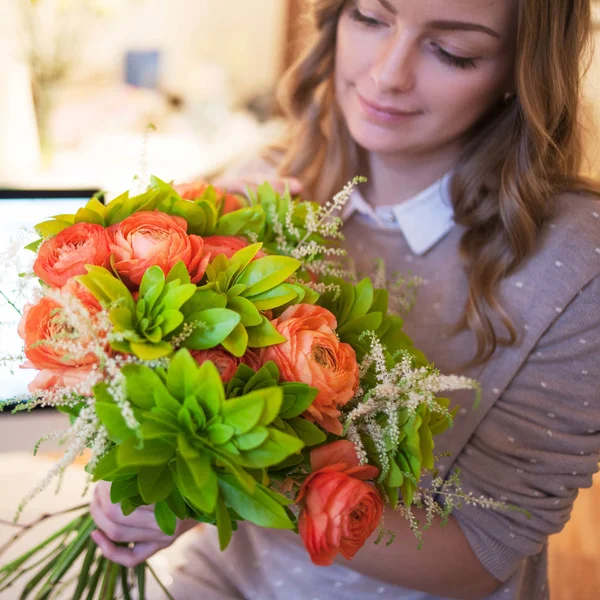 Entrega de flores en la oficina. Joven mujer feliz sosteniendo hermoso ramo — Foto de Stock