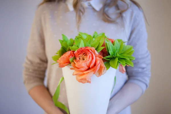 Flower delivery to the office. Young happy woman holding beautiful bouquet — Stock Photo, Image