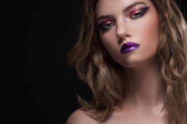 Yaratıcı makyaj ile genç güzel kız. Çekici sarışın, yakın çekim