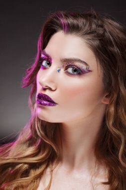 Yaratıcı makyaj ile genç güzel kız. Çekici sarışın, yakın çekim