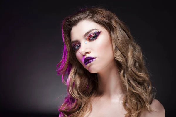 Giovane bella ragazza con trucco creativo. Bionda attraente, primo piano — Foto Stock