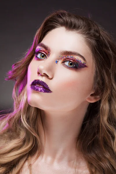 Joven chica hermosa con maquillaje creativo. Rubia atractiva, primer plano —  Fotos de Stock