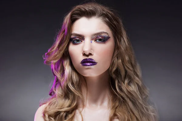 Junge schöne Mädchen mit kreativem Make-up. attraktive Blondine, Nahaufnahme — Stockfoto