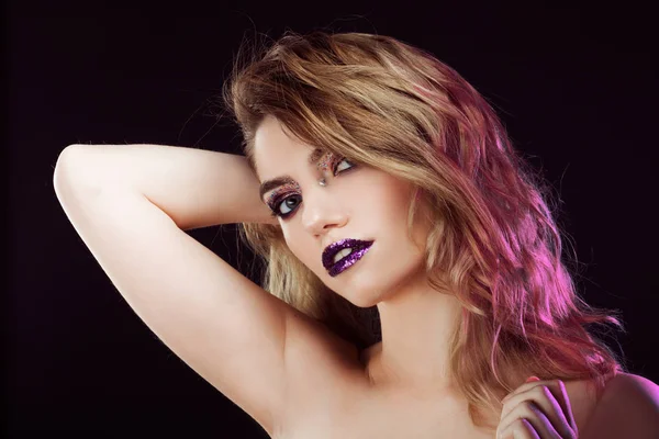 Joven chica hermosa con maquillaje creativo. Atractiva rubia, retrato con pelo largo —  Fotos de Stock