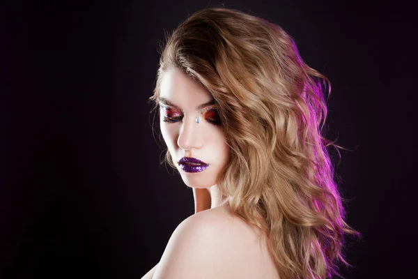 Joven chica hermosa con maquillaje creativo. Atractiva rubia, retrato con pelo largo —  Fotos de Stock