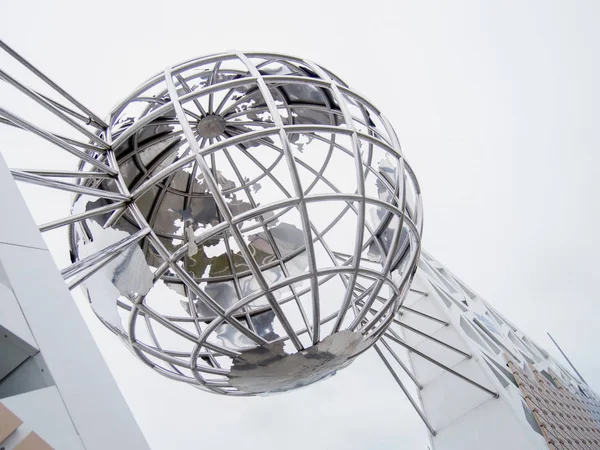 SOCHI, RUSSIE - 31 JANVIER 2017 : sculpture tridimensionnelle de globe métallique dans la rue, image conceptuelle de la planète Terre — Photo