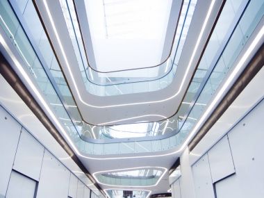 Alışveriş arka plan alışveriş modern binanın iç. modern ticari veya iş merkezi atrium bak. Cam, metal, modern inşaat teknolojisi