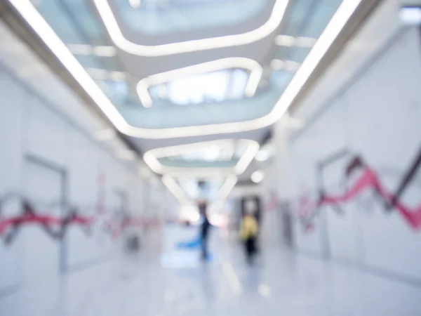 Innenraum des modernen Gebäudes, verschwommener Hintergrund des Einkaufszentrums. Geschäfts- oder Geschäftszentrum. — Stockfoto