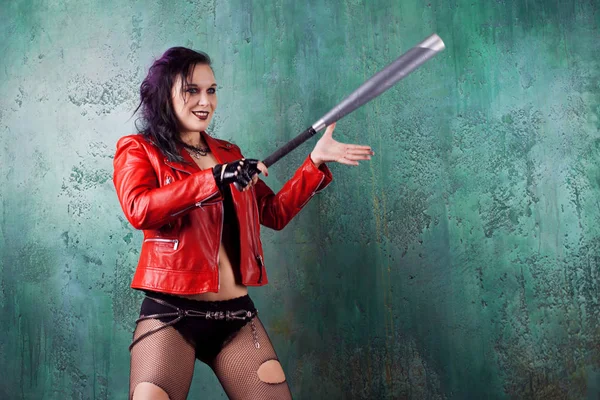 Mujer punk agresiva golpear a alguien con un bate, en chaqueta de cuero rojo —  Fotos de Stock