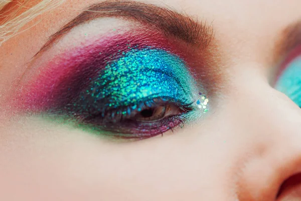 Retrato de una joven rubia atractiva. Maquillaje primer plano, tono verde y azul —  Fotos de Stock