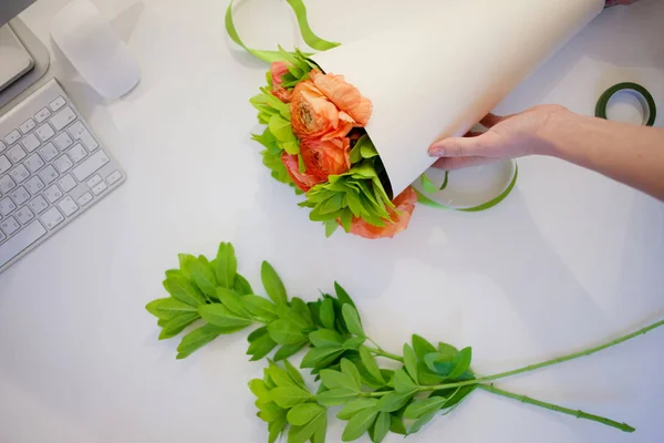 Bukett av blommor på skrivbordet, gåva — Stockfoto