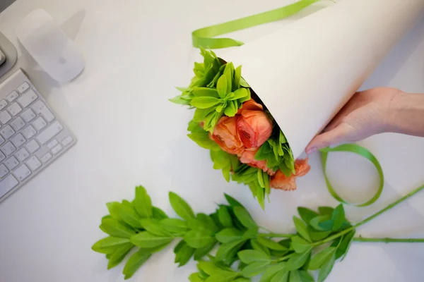 Boeket bloemen op uw bureaublad, cadeau — Stockfoto