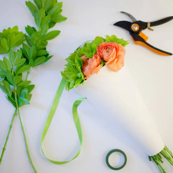 Boeket bloemen op uw bureaublad, geschenk, werkplek bloemist — Stockfoto