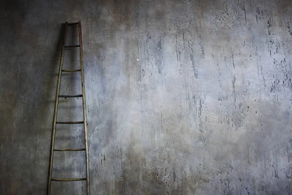 Échelle en bois appuyée contre un mur texturé. Le concept de l'échelle de carrière — Photo