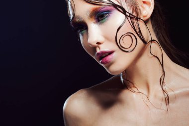 Genç güzel kız parlak makyaj ile ıslak göz Parlatıcı, koyu arka plan