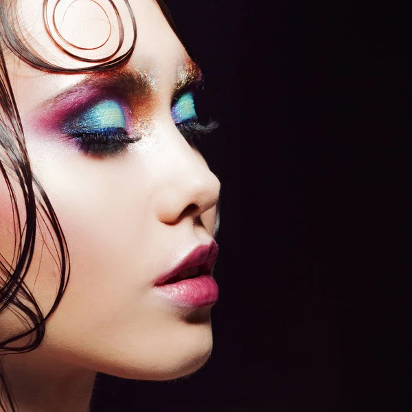 Jeune belle fille maquillage lumineux avec un aspect humide briller, fond sombre. Profil close-up — Photo