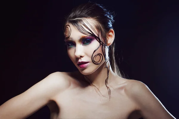 Young beautiful girl bright makeup with a wet look shine, dark background — Stock Photo, Image
