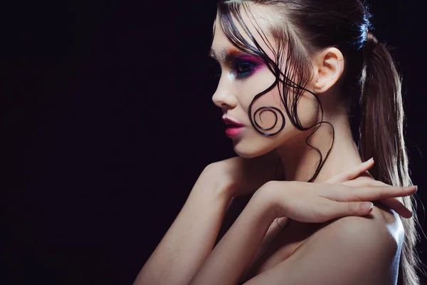 Genç güzel kız parlak makyaj ile ıslak göz Parlatıcı, koyu arka plan — Stok fotoğraf