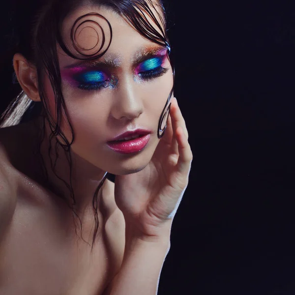 Ung vacker flicka ljus makeup med en wet look glans, mörk bakgrund — Stockfoto